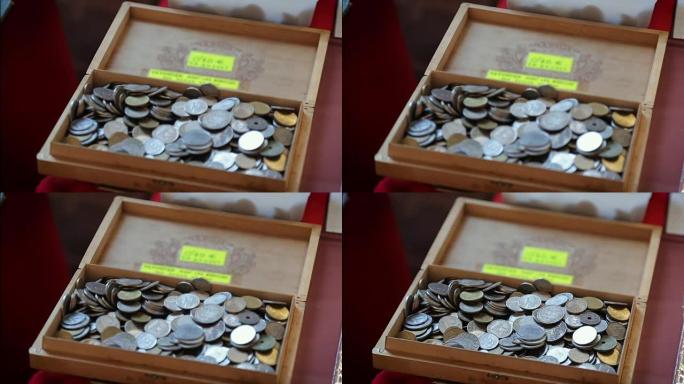 旧宝盒中堆积的复古硬币的大收藏，钱币学，爱好
