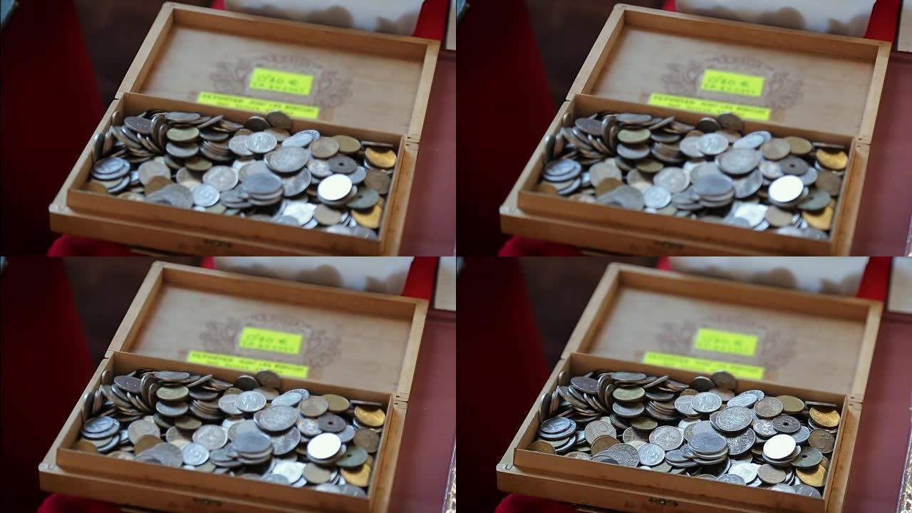 旧宝盒中堆积的复古硬币的大收藏，钱币学，爱好