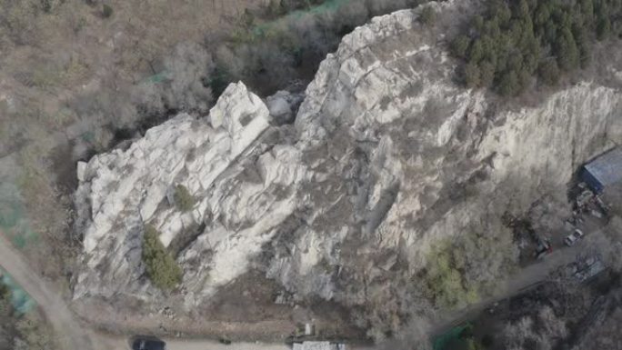 劈开巨石。旋转小树苗山路天空