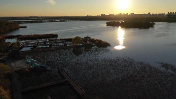 秋天，夕阳映照湖面。