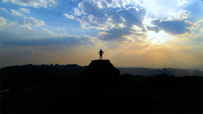 登山成功探险者攀登攀岩成功登顶超越精神光