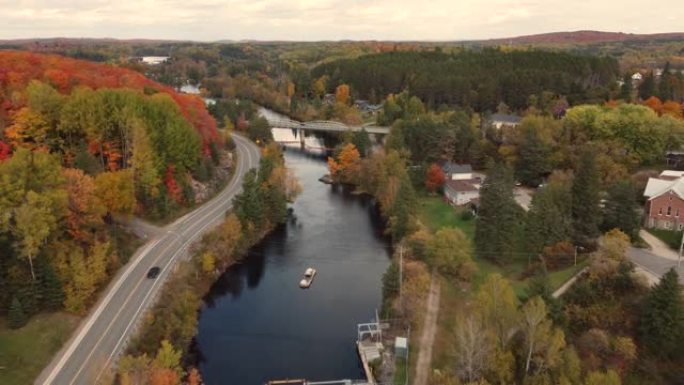 加拿大伯克斯瀑布鸟瞰图美丽的秋季自然景观