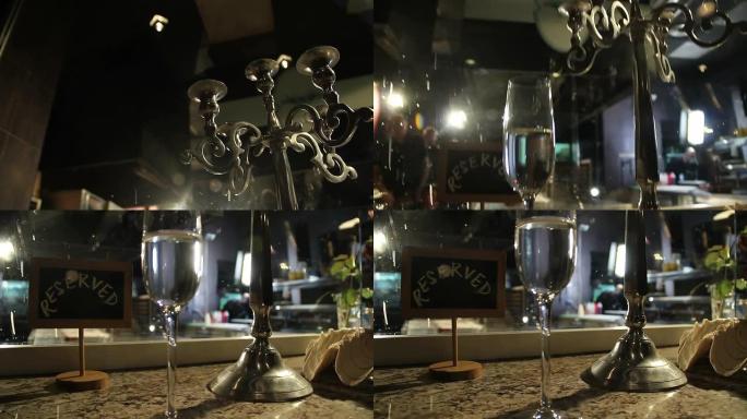 餐厅的暗淡灯光，预定桌上的香槟杯