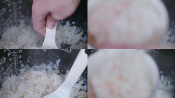 把煮好的米饭从电饭煲里拿出来