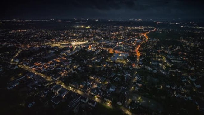 德国夜间城市景观的空中拍摄
