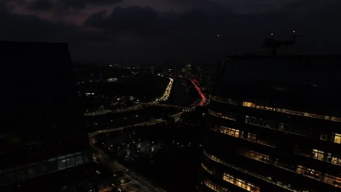 巴西圣保罗市夜间许多建筑物和交通的鸟瞰图