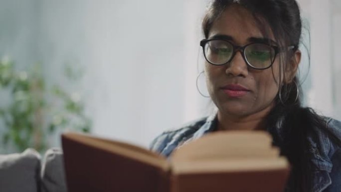 印度妇女翻转教科书页面以寻找信息