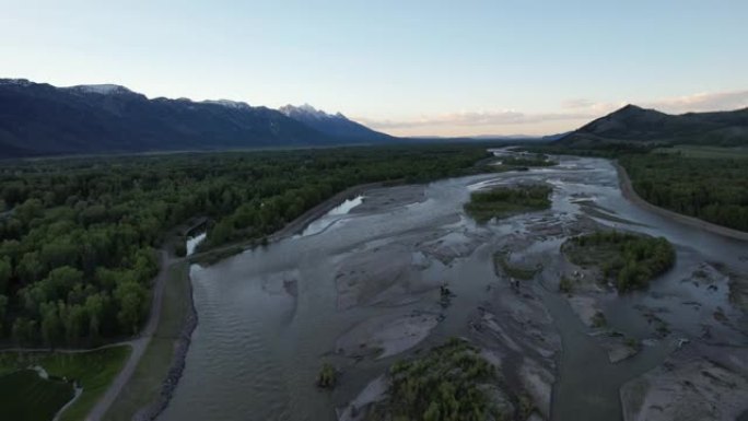 空中提顿山脉在日落时撤回河上