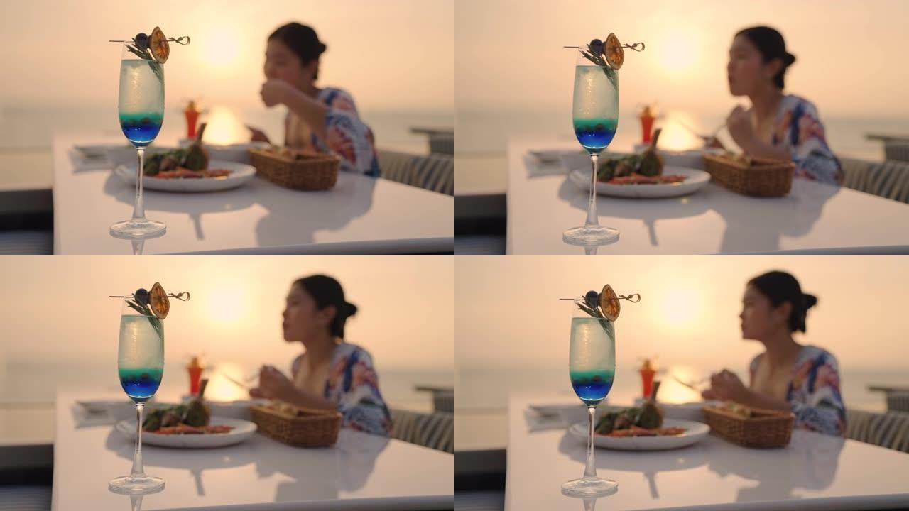 喝鸡尾酒，在海边吃日落晚餐。