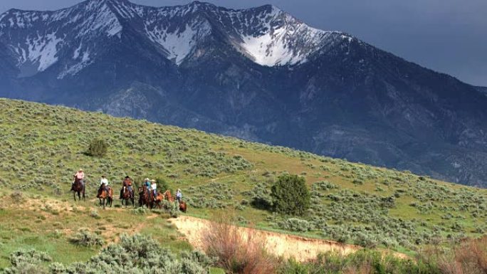 牛仔和牛仔女郎穿越犹他州的Goshen山谷