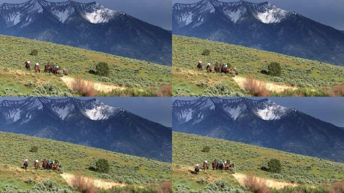牛仔和牛仔女郎穿越犹他州的Goshen山谷