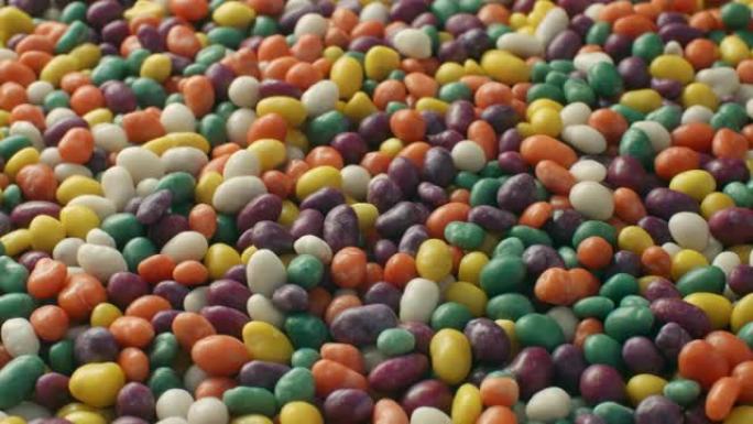 许多多色釉的圆形耐嚼糖果。五彩球糖衣