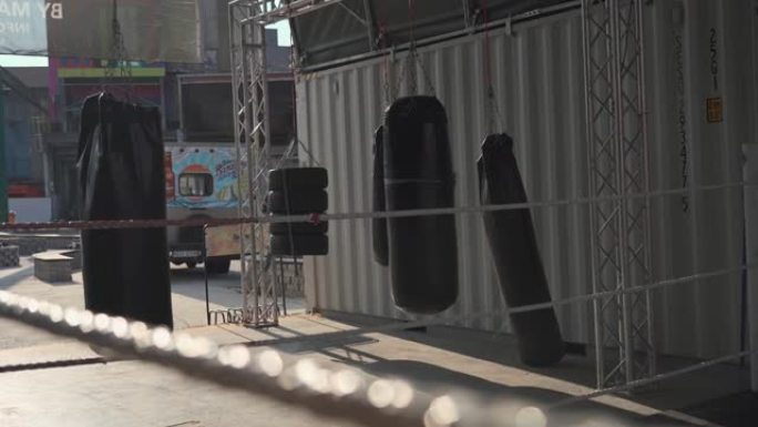 街头健身房的空拳击和武术区，有许多出气筒。城市户外空间，用于运动、战斗和踢拳运动。拳击训练的自制场地