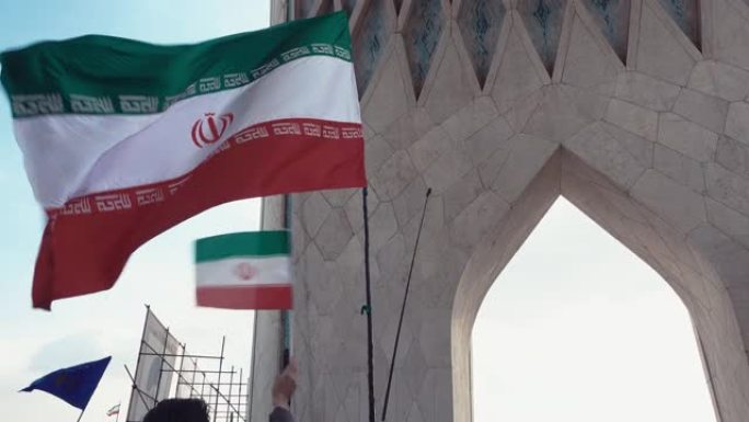 阿扎迪塔下举着伊朗国旗的人们