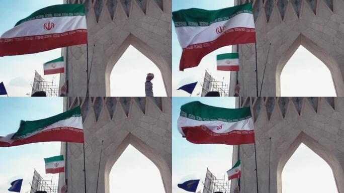 阿扎迪塔下举着伊朗国旗的人们