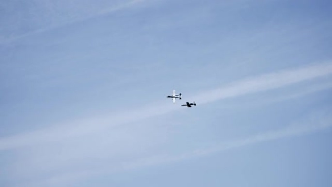 一架A-10霹雳II型飞机编队飞行的慢镜头