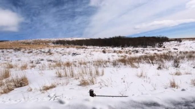 在雪山路上行驶行驶车窗外汽车第一视角