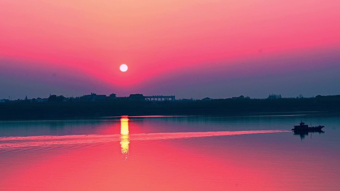 夕阳-江面驶过一艘船-水面荡起波纹-唯美