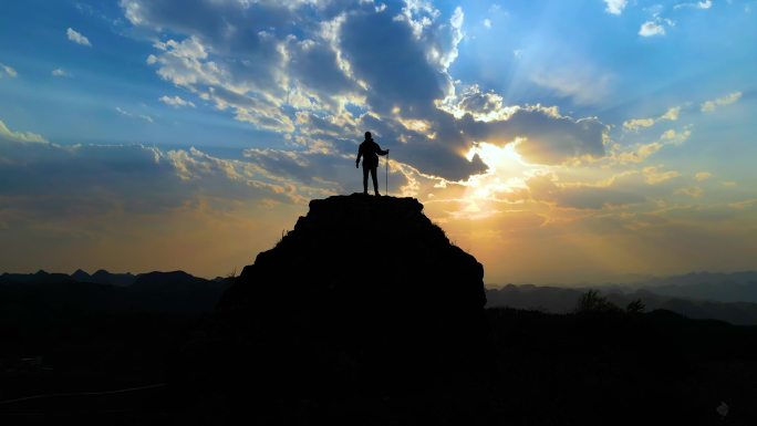 行者登山成功登山者山顶眺望追梦者勇闯天涯