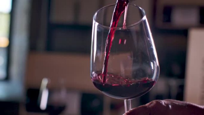 将红酒倒入透明玻璃杯中。慢动作特写镜头。