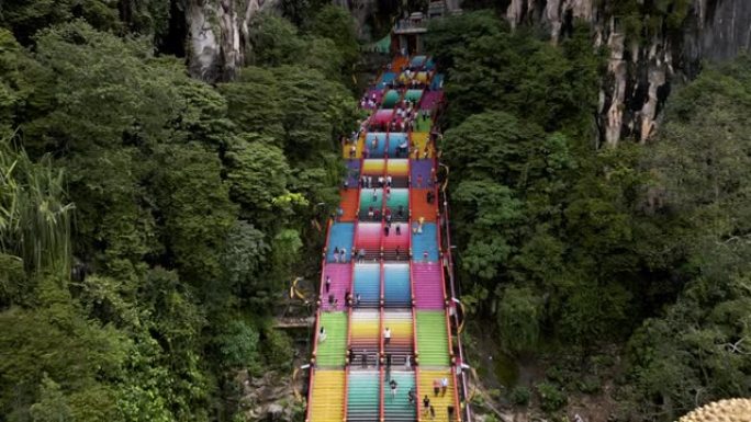 前往吉隆坡黑风洞顶部的彩色台阶