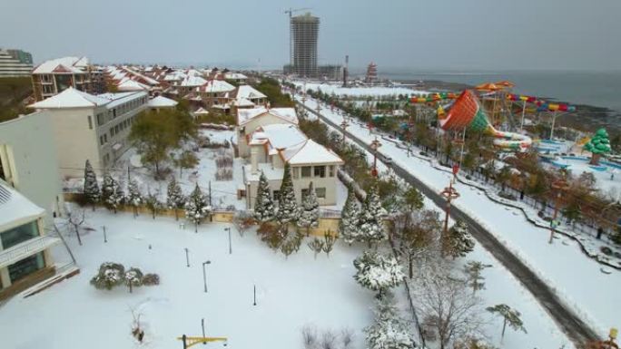 海边的白雪皑皑的小镇