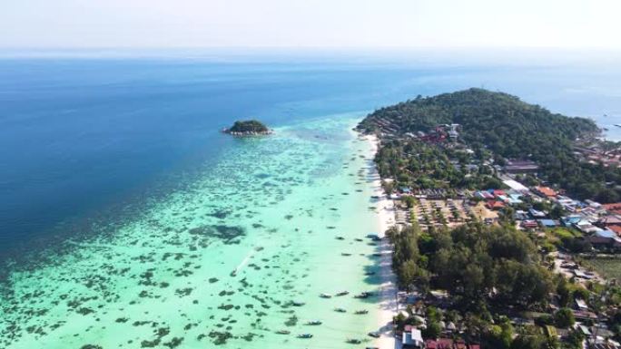 泰国萨顿利佩岛水晶般清澈的海洋和白色海滩的鸟瞰图