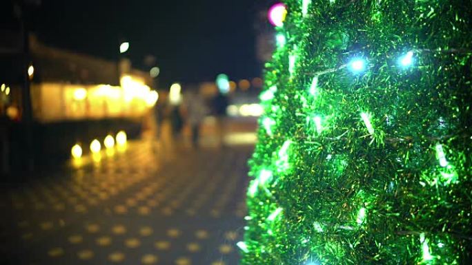 带着孩子在城市漫步的幸福家庭，装饰着闪闪发光的圣诞树