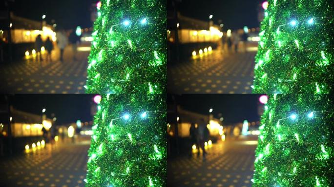 带着孩子在城市漫步的幸福家庭，装饰着闪闪发光的圣诞树