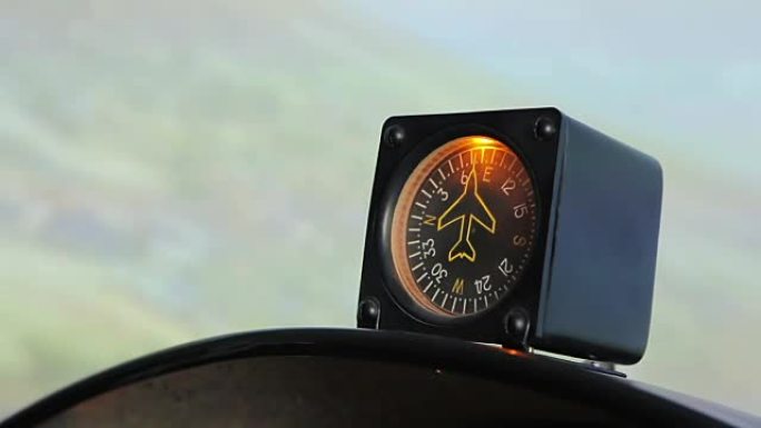 飞行过程中飞机指南针引导飞行员的特写，显示方向