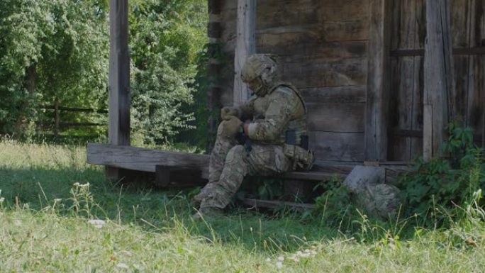 身着迷彩制服的士兵为军事演习或战斗做准备。军人给机枪装子弹。乌克兰军队，战争