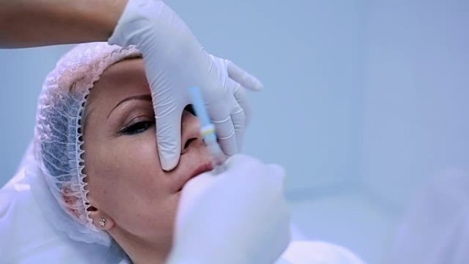 美容师计划在嘴唇上注射肉毒杆菌毒素