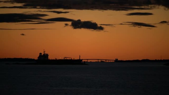 一艘油轮在峡湾等待的夜间视频