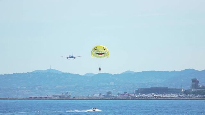 惊险的降落伞在海上飞行，滑翔伞运动，游客享受休息