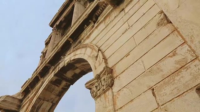 古老的雅典哈德良古风门的高高的大理石墙