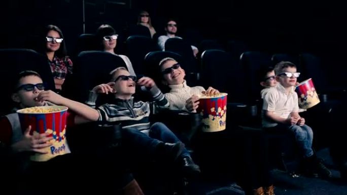 孩子们在电影院看3D电影