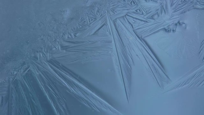冰冻窗户的4k视频，窗户上生长的冰晶