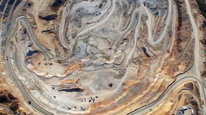 巨大的铁矿石采石场铁矿石开采航空视频拍摄无人机俯视图飞行