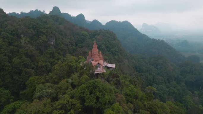 泰国丛林山上佛教寺庙的鸟瞰图