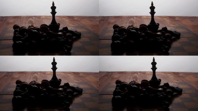 黑皇后站在棋盘上，被其余的棋子包围着。棋盘游戏。摄像机沿着物体移动