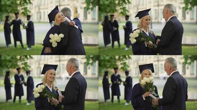 父亲给他的研究生女儿送花，祝贺，父亲的骄傲