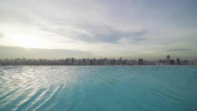 曼谷市中心天际线酒店公寓楼屋顶游泳池，城市景观。在夏季放松旅游度假概念。娱乐生活方式。