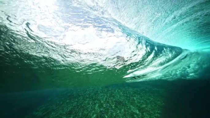 水下塔希提岛4k。美丽的海浪，强大的海浪在慢动作中破碎。南太平洋，Teahupoo。探险动作水上运动