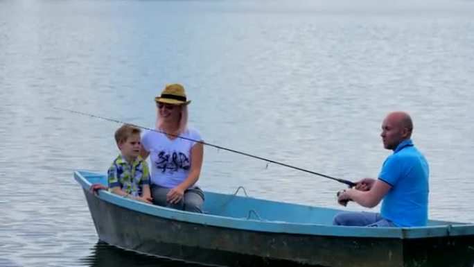 父亲与家人在河上钓鱼