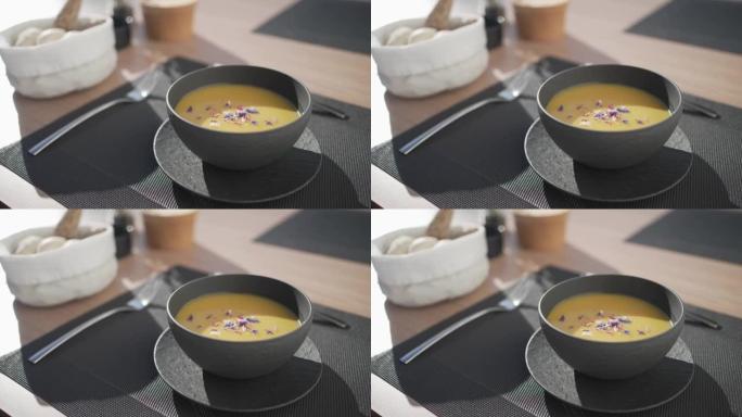 在餐桌上近距离拍摄一碗精美的黄汤