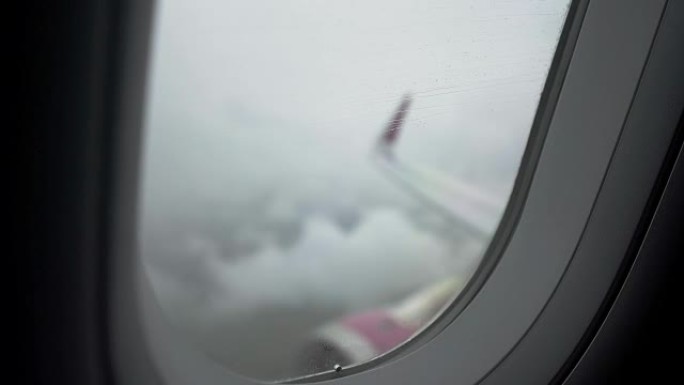 客机在低能见度的多雨天空中飞行，发生事故的风险很高
