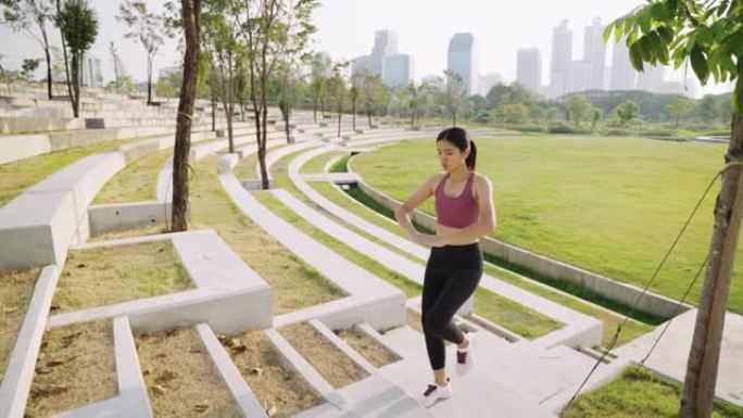 在城市公园通过运动进行保健。