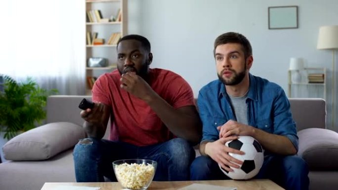 两名足球迷观看美式足球比赛，试图了解规则