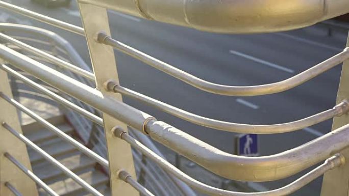 夏季，许多汽车在繁忙的高速公路上快速行驶，从上方观看