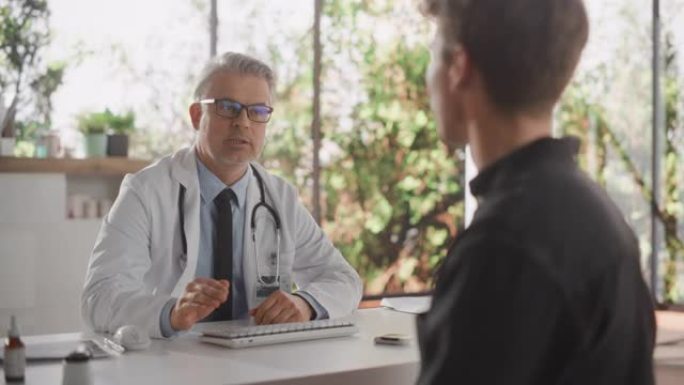优雅的灰发医生为男性患者开药，并在健康诊所咨询期间听取他的反馈。穿着实验室外套的医生坐在医院的桌子后
